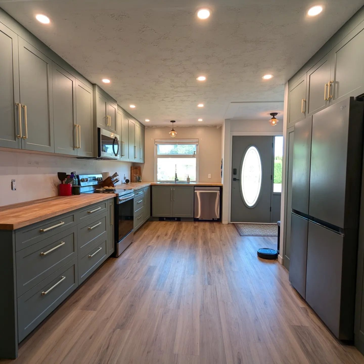 Before and after ❤️

#STAGandBOARcabinets #campbellriver #customkitchens #shoplocal