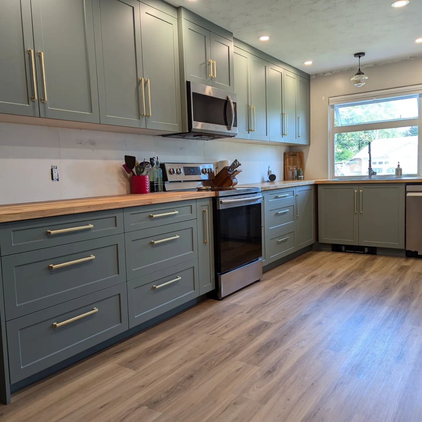 Just wrapped up this beautiful green and gold kitchen!! 

Tons of storage, with a stunning butcher block countertop!

Before and after coming soon!! 😲

#STAGandBOARcabinets #customkitchens #campbellriver #butcherblock