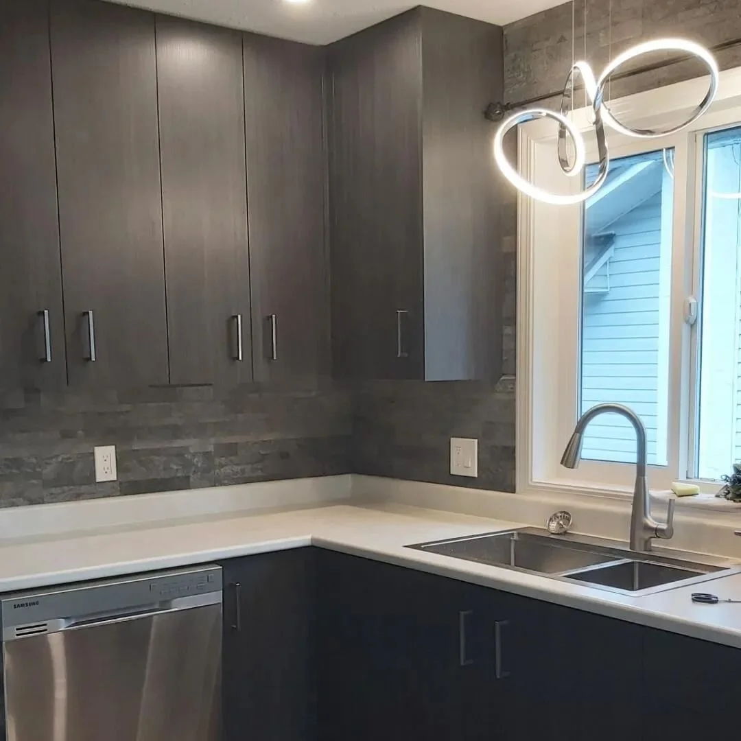 Update pictures of the slab woodgrain kitchen from the clients! 

Lighting, backsplash, and the finishing touches make a big difference! 

#STAGandBOARcabinets #campbellriver #customkitchens