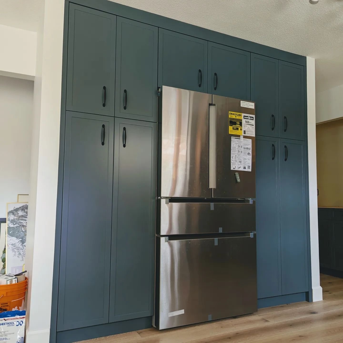 Wrapping up the Royston kitchen! the custom painted trillium style finish is gorgeous!! 😍 

Their suede #silestone quartz countertop is coming soon

P.S. the uppers are only there until the client installs their own floating shelves! 😏

#STAGandBOA