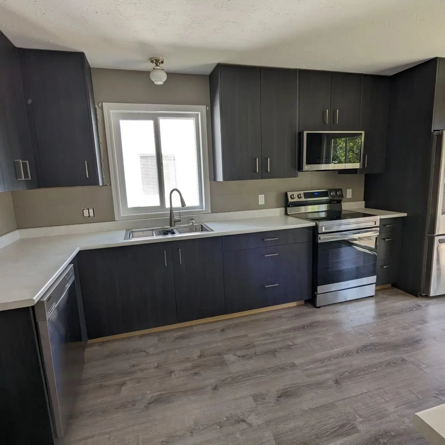 A budget conscious modern slab woodgrain kitchen

#STAGandBOARcabinets #campbellriver #affordablekitchens #customkitchens