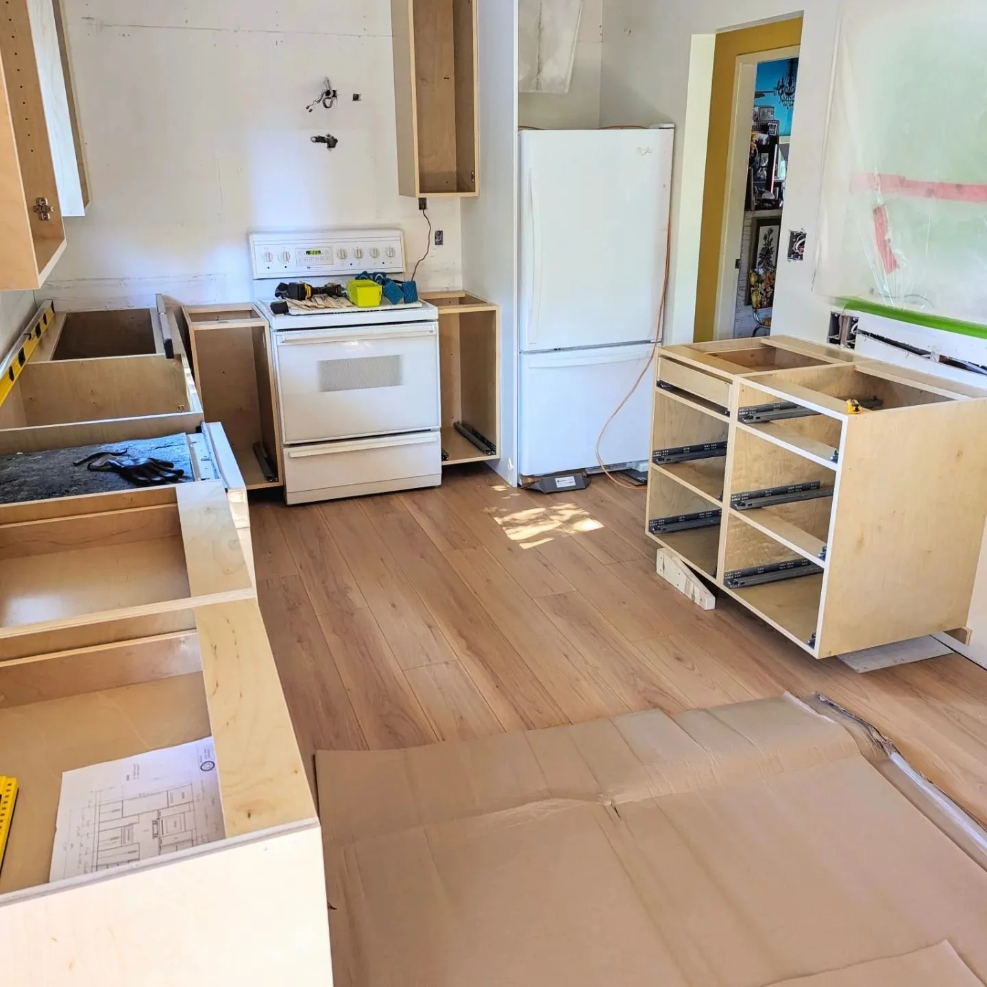 Midway through this kitchen reno!! These are after and before pictures... Not the other way around 😂

#STAGandBOARcabinets #campbellriver #shoplocal #customkitchens
