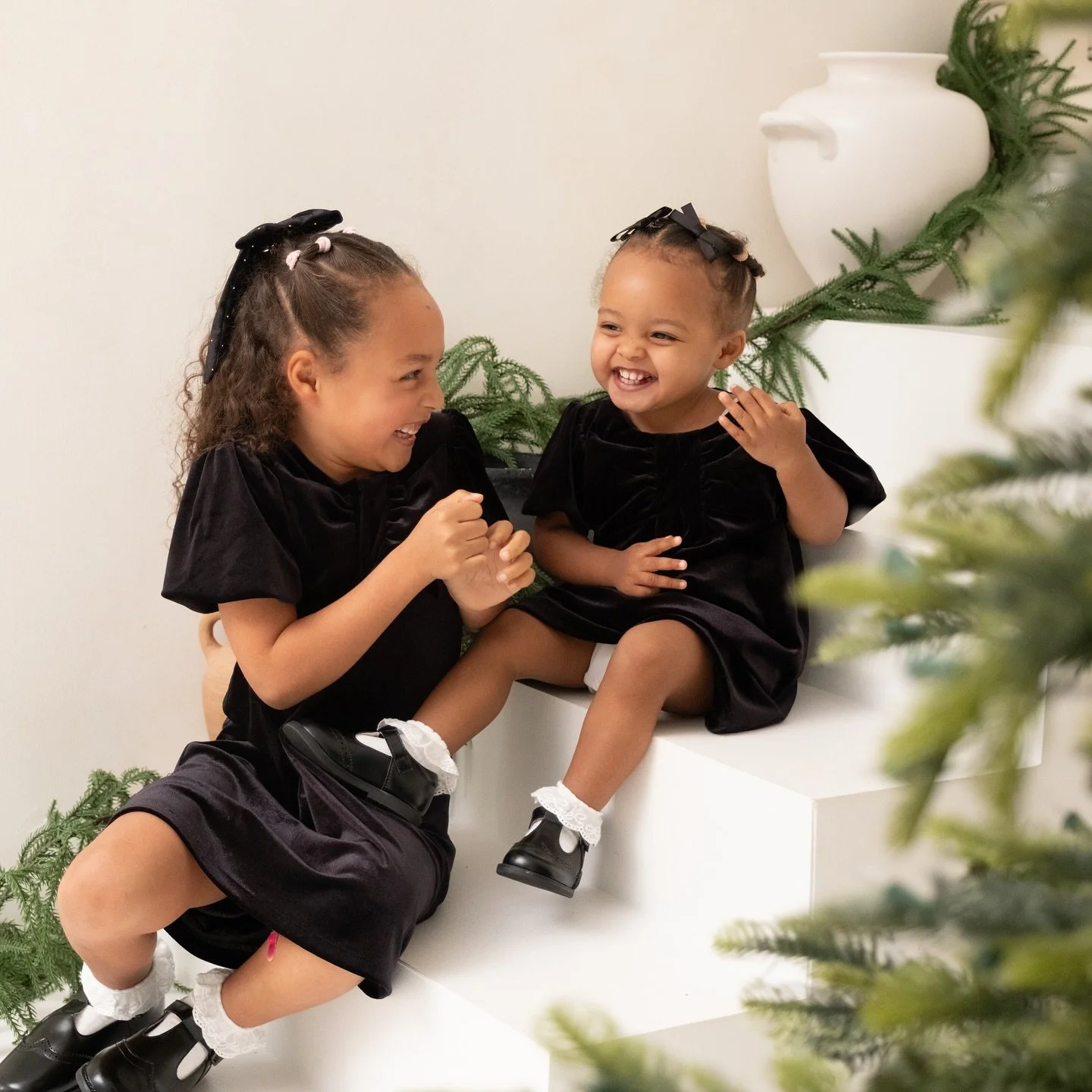 Holiday Christmas Minis at @lairthestudio ✨

🌲Few spots left for Nov 8 &amp; 9&ndash; secure your family&rsquo;s schedule

🌲Dec 13 &amp; 14 available for those who are not printing their photos! 

from $375 - $700 with two setup for you to choose f