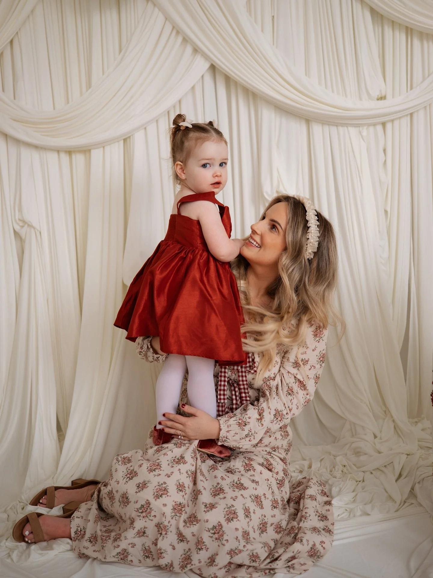 our November Holiday &amp; Christmas sessions have officially wrapped &mdash; and we can&rsquo;t wait to welcome you for our December sessions! 🌟
Secure your spot; perfect for families, couples, and friends with two themes to choose from:
✨ Elegant 