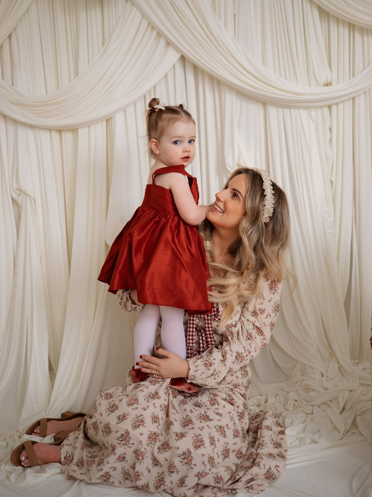 our November Holiday &amp; Christmas sessions have officially wrapped &mdash; and we can&rsquo;t wait to welcome you for our December sessions! 🌟
Secure your spot; perfect for families, couples, and friends with two themes to choose from:
✨ Elegant 