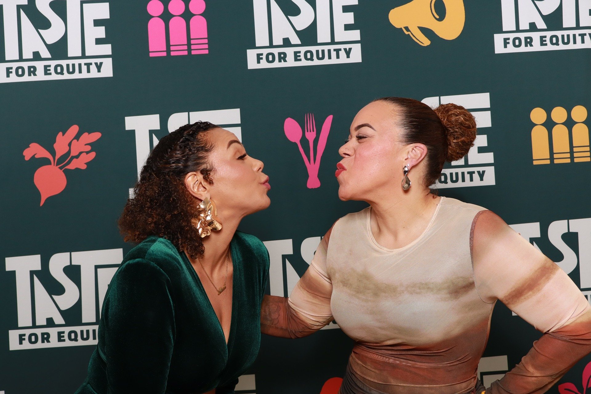 two-guests-kissing-portland-gala-photo-booth.jpg