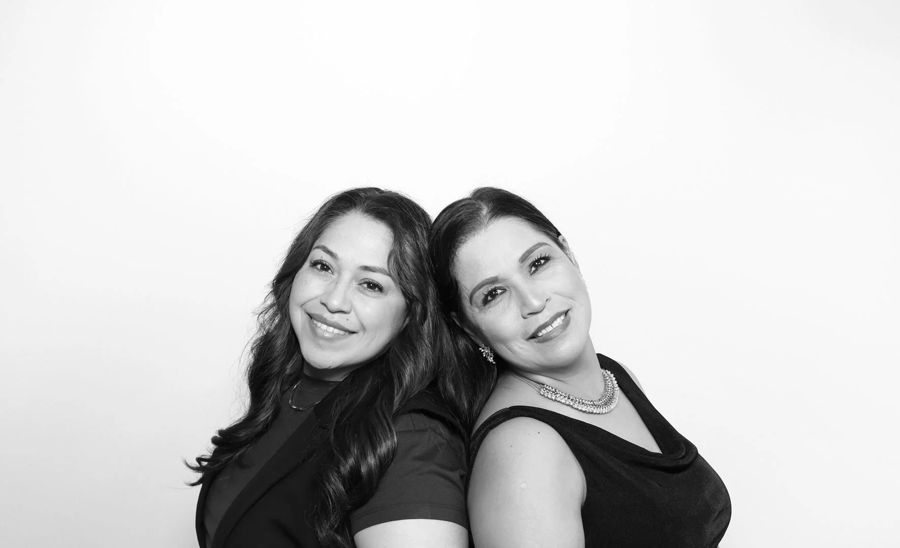 glam-photobooth-wedding-family.jpg