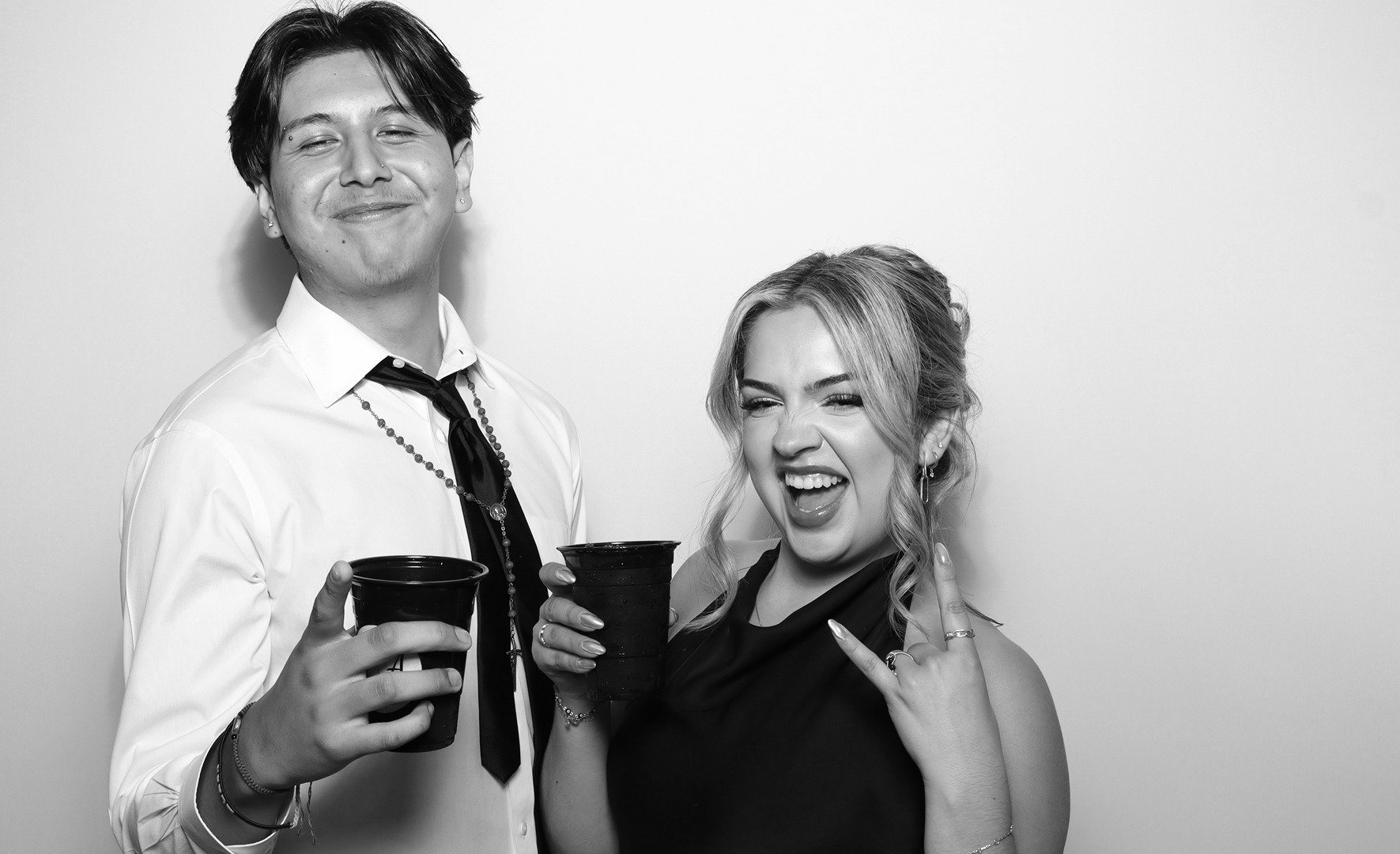 glam-photo-booth-willamette-valley-wedding.jpg