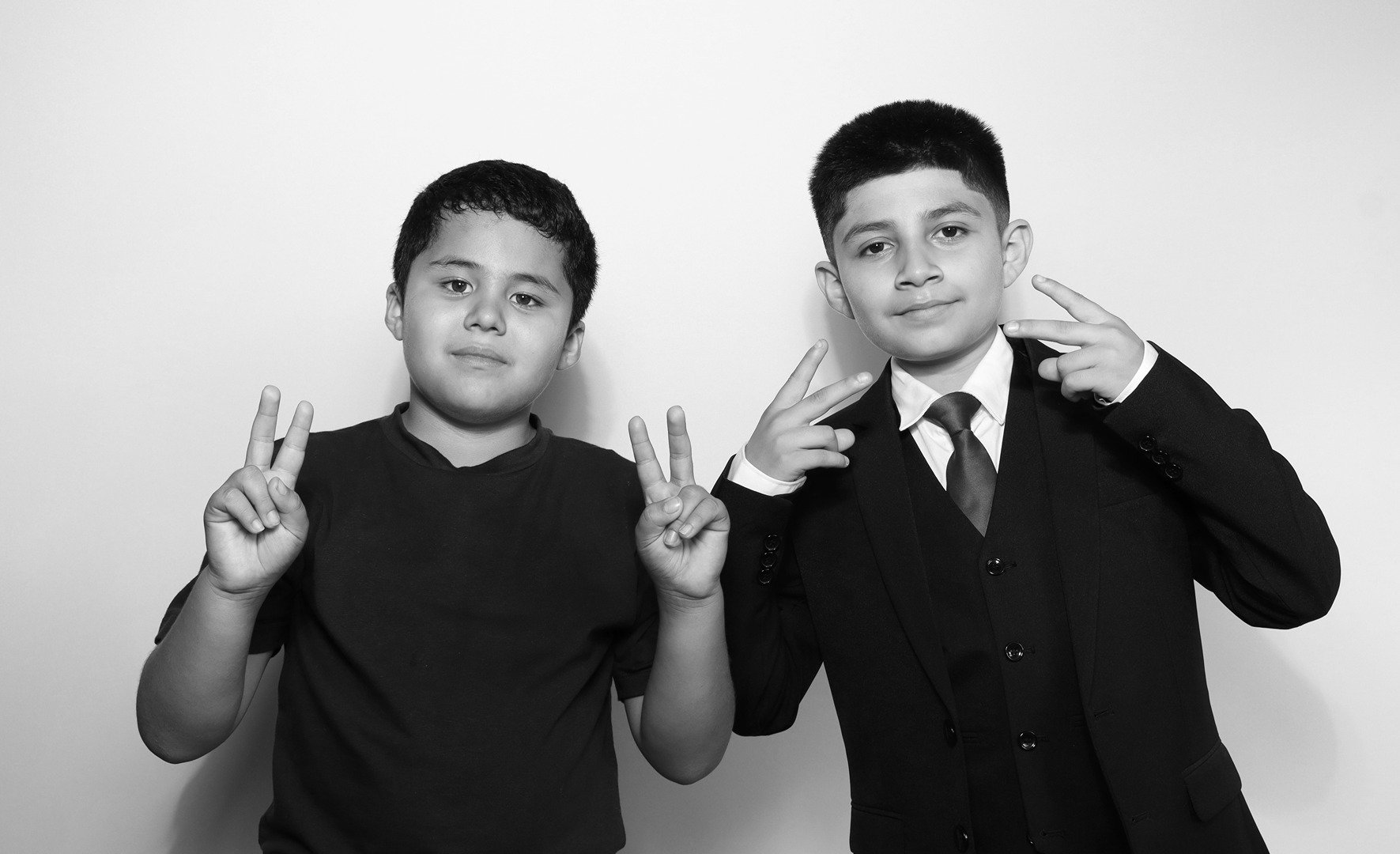cousins-posing-glam-wedding-photo-booth.jpg