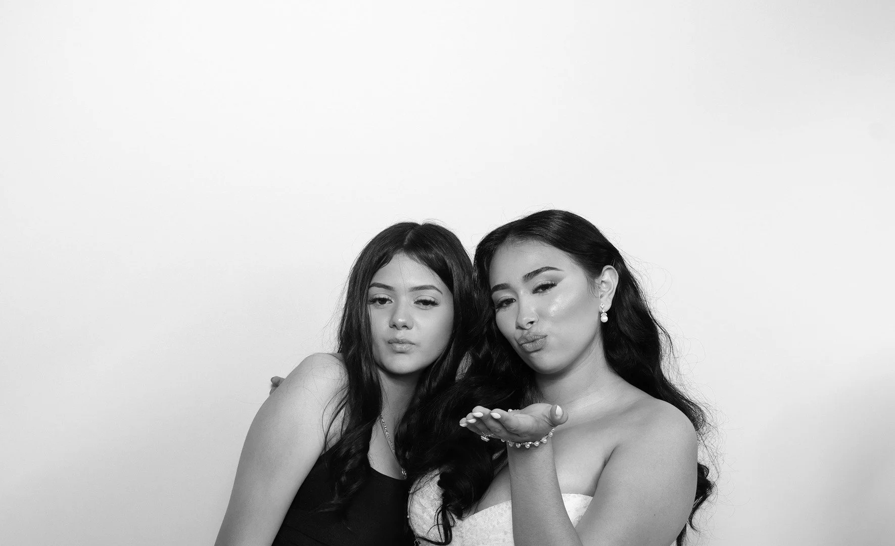 bride-posing-wedding-photobooth-glam.jpg