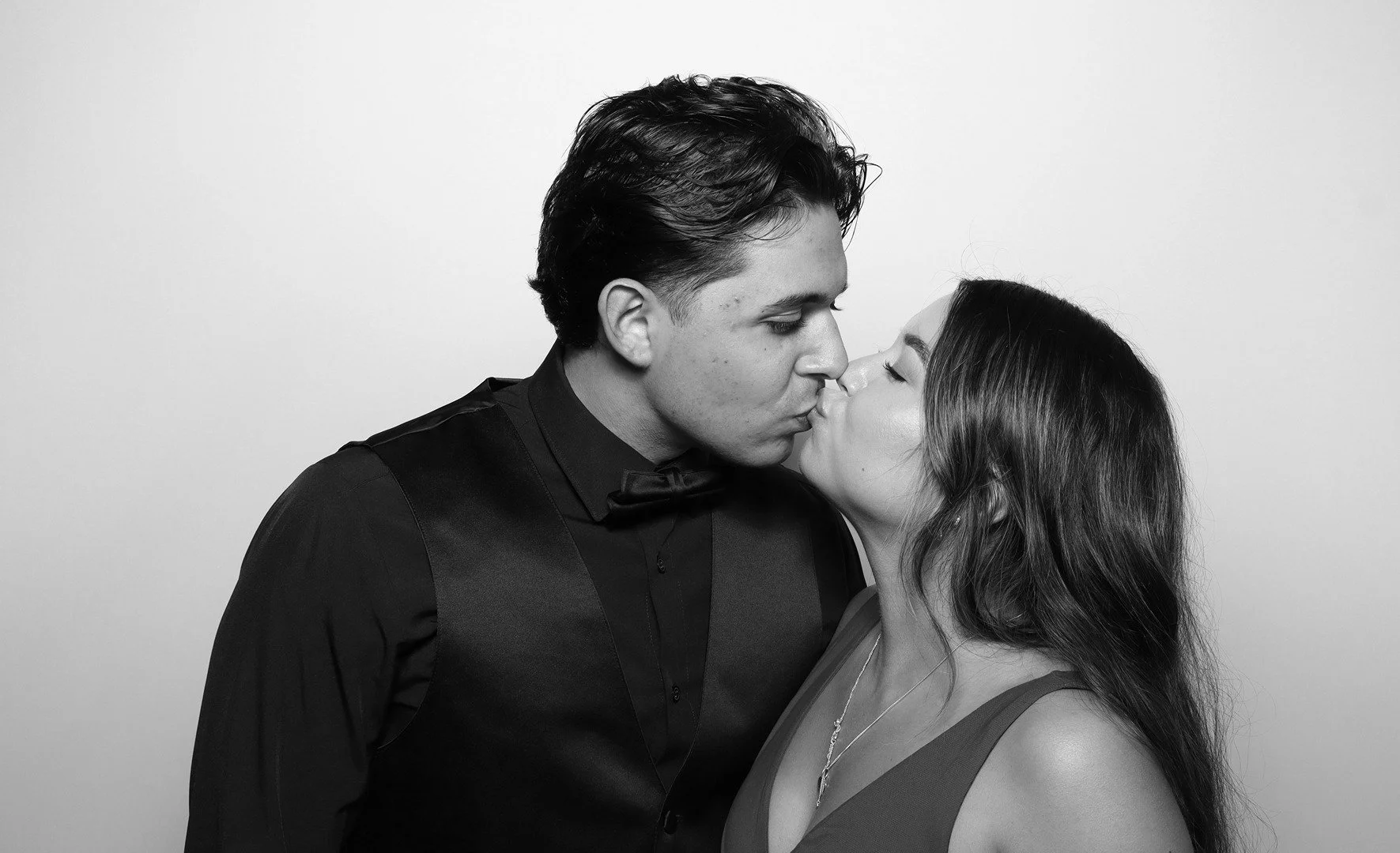couple_kissing_glam_photobooth.jpg