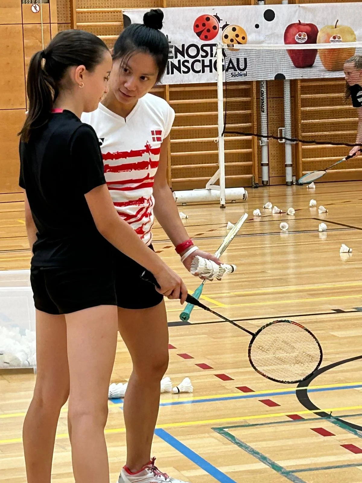 Taniah Teoh coaching badminton