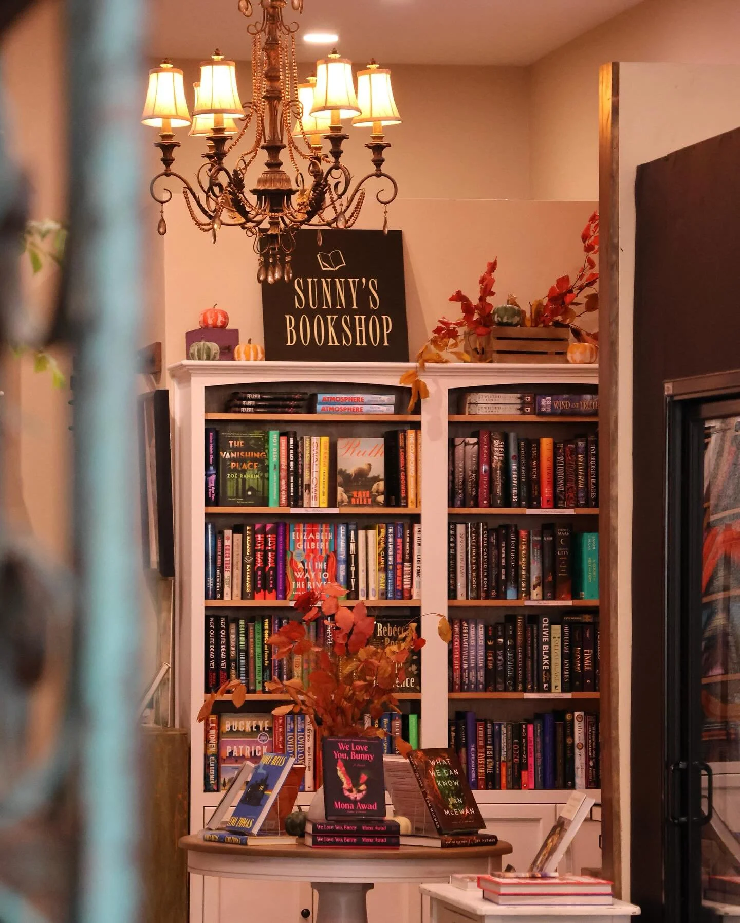 Fall has arrived 🍁🍂

#sunnysbookshop #shadesofpetals #books #flowers