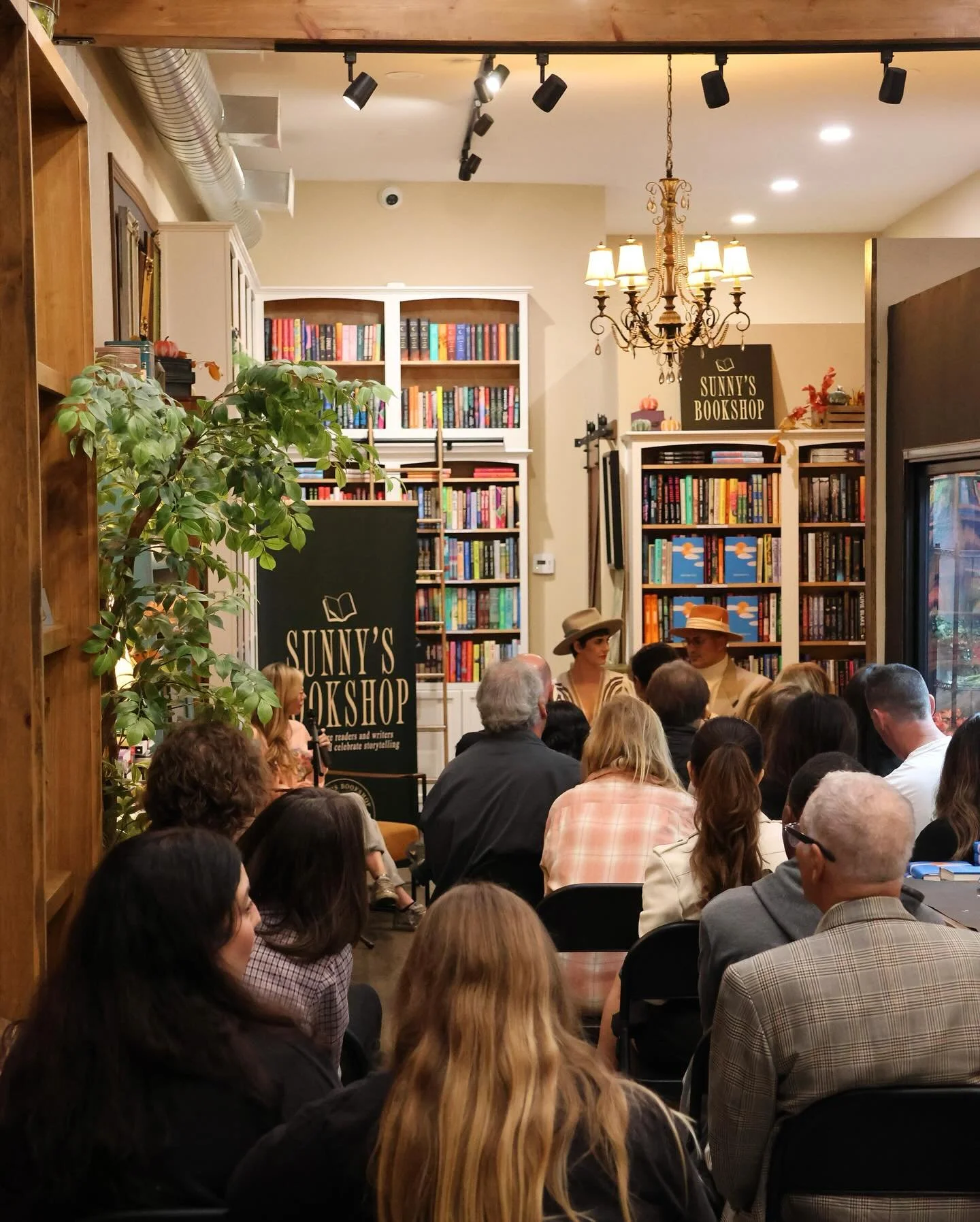 Last night, we celebrated the launch of Magdalena and Ashe Stevens @theauthorcouple latest novel &ldquo;Fragments&rdquo; with the lovely Alana Cooler @wellred.bookclub !

To our Author Couple, you both have the kindest souls and we can listen to your