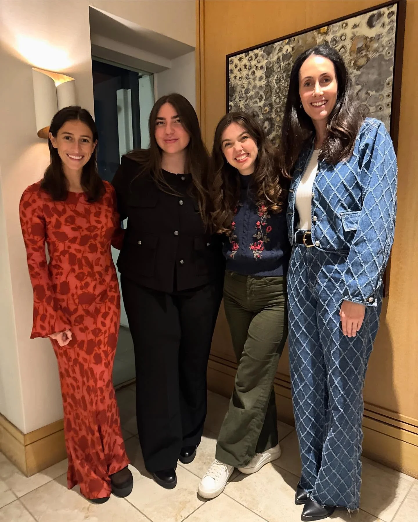 We had such a fun night with author @nikkierlick and @loguesocial !! Thank you so much Samantha and Morgan for hosting such a cute evening. And Nikki, we can&rsquo;t wait to have you visit our store - you&rsquo;re such a gem &hearts;️

#sunnysbooksho