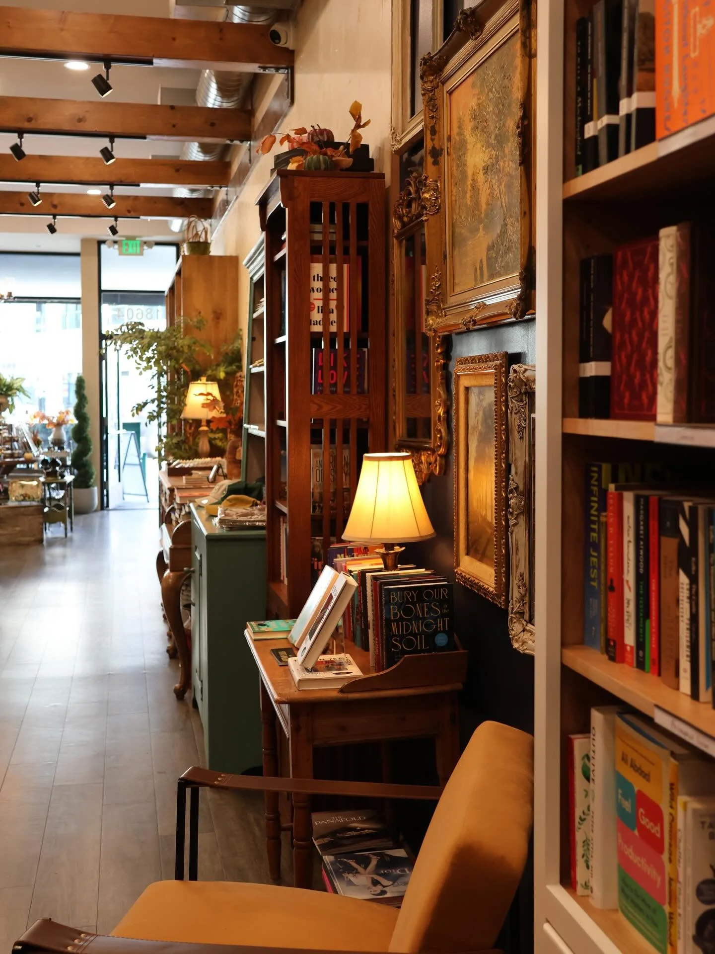 Happy Small Business Saturday!! Come on in &hearts;️

#sunnysbookshop #shadesofpetals #books #flowers