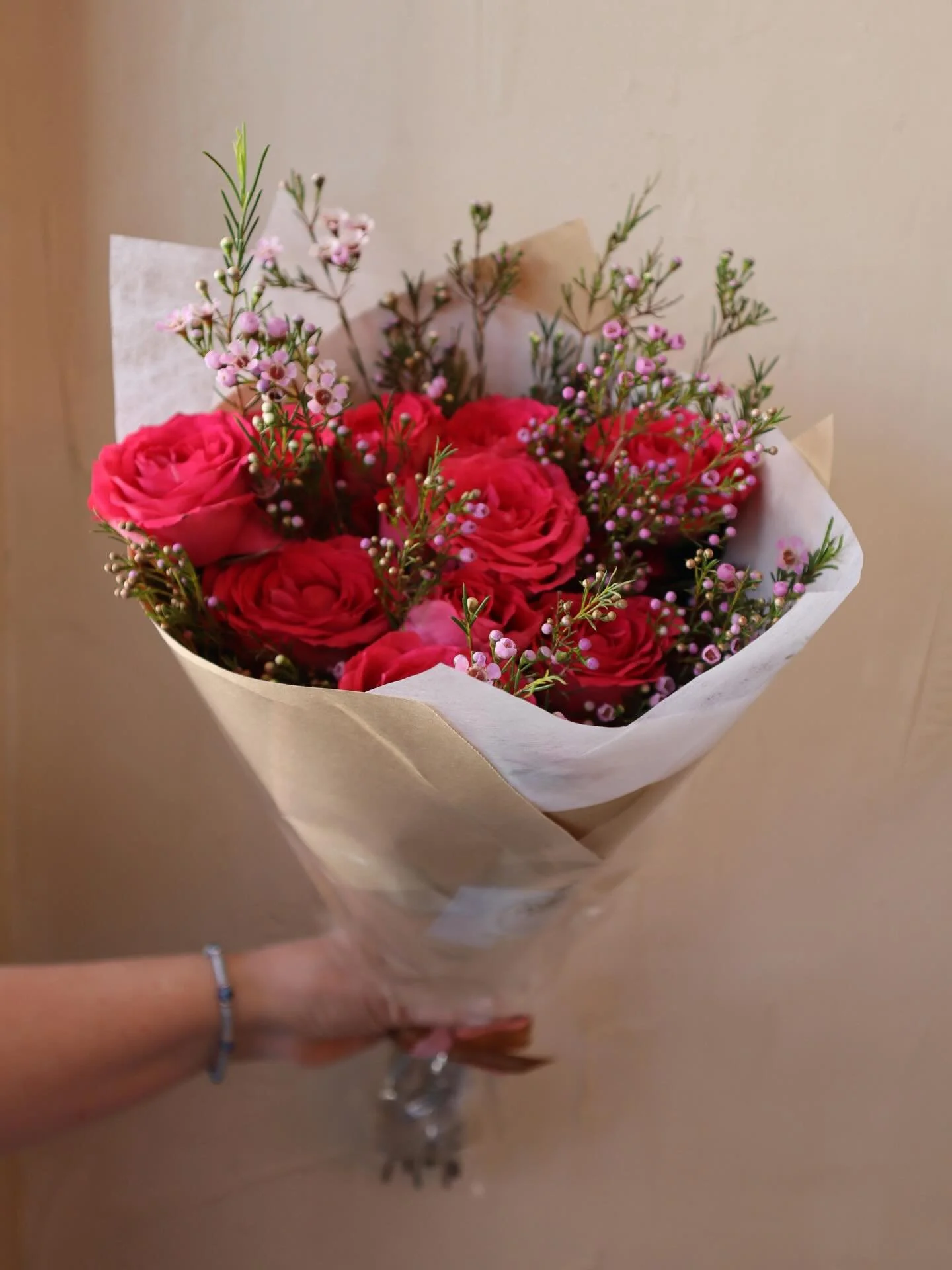 Pre-order Valentine&rsquo;s bouquets from our floral shop @shadesofpetals !! Link in bio 💗

#sunnysbookshop #shadesofpetals