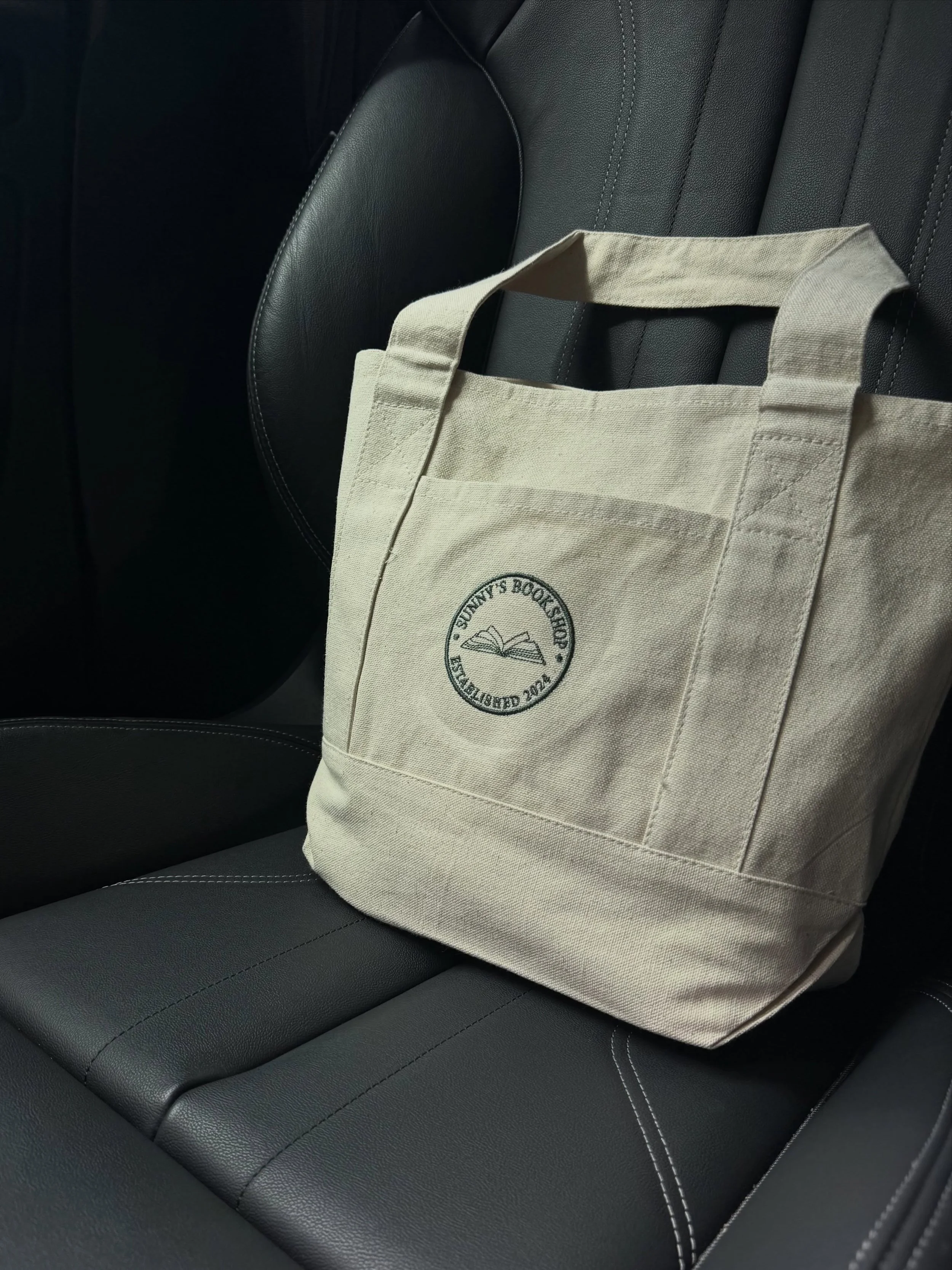 Your new passenger princess&hellip;our mini tote bag. Available in store and online!

#sunnysbookshop #books