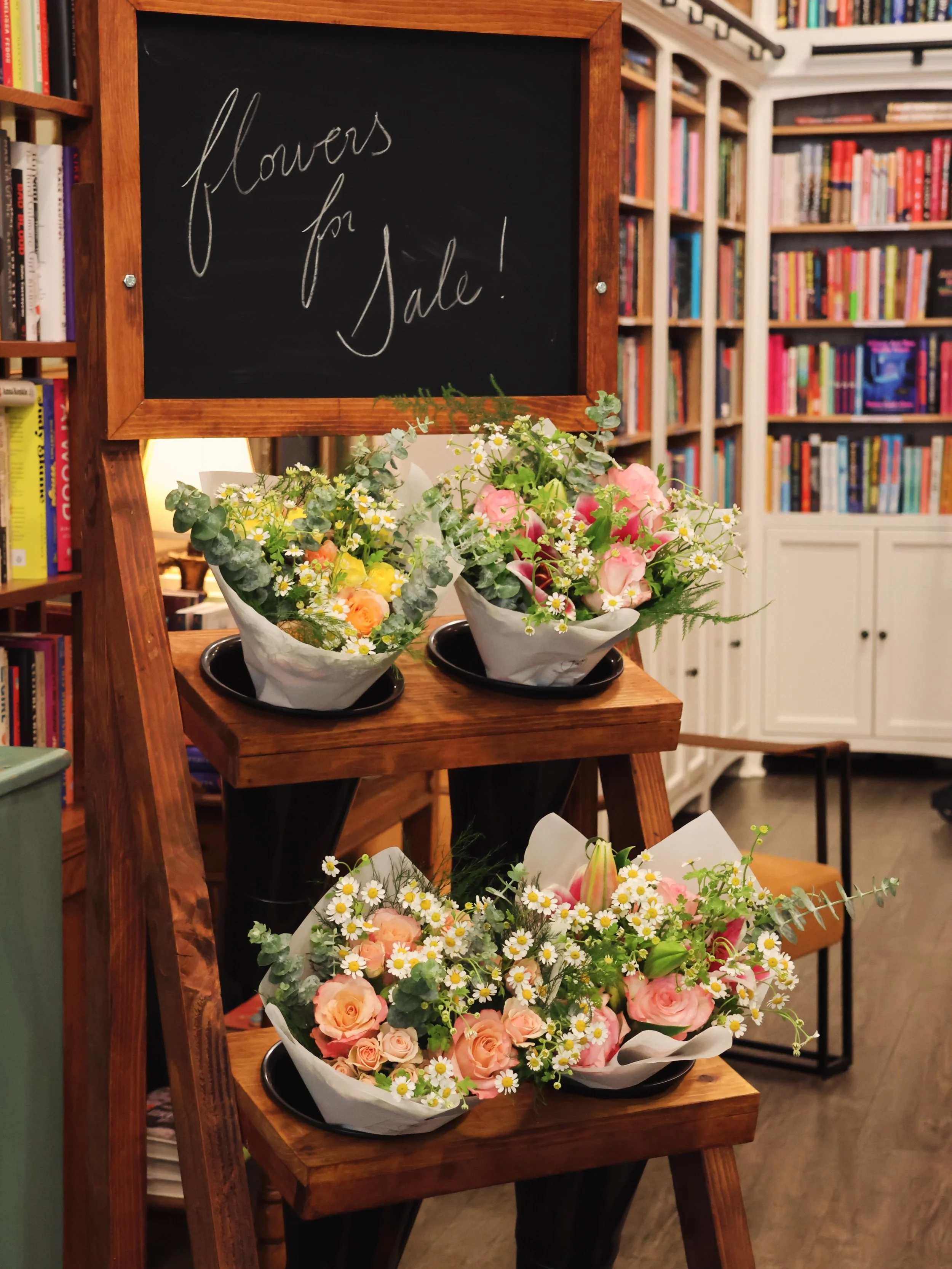 Mother&rsquo;s Day idea&hellip;flowers and books

#sunnysbookshop #books