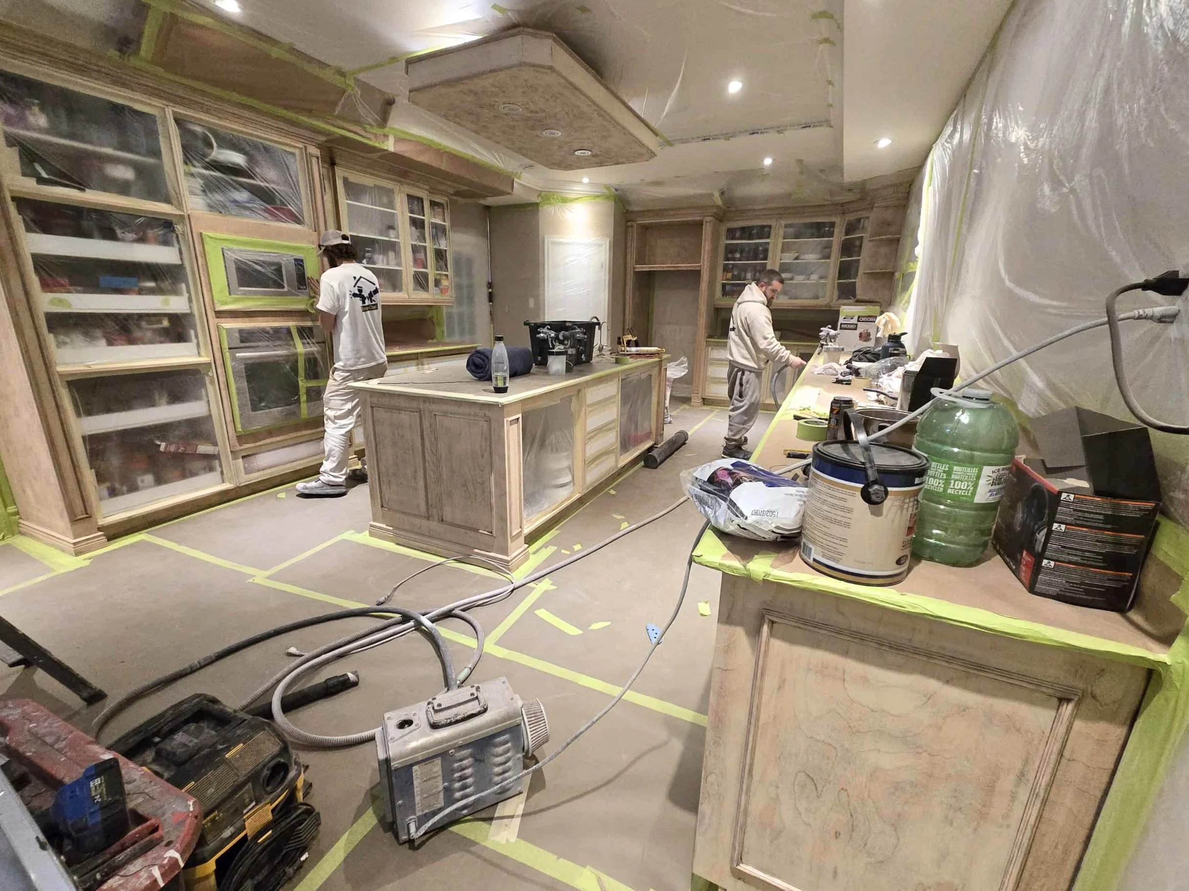 Cuisine protégée et système de ventilation installé pendant un projet de teinture d’armoires réalisé sur place
