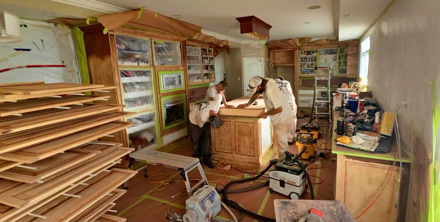 François Ouellet, propriétaire de Réno-Ouel, au travail dans une chambre de peinture installée dans la cuisine d'un client