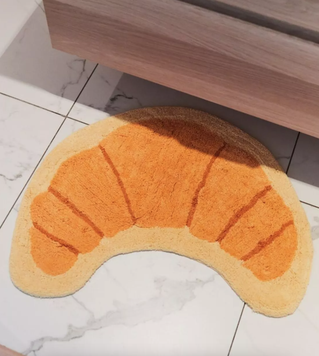 Le tapis croissant, un objet déco ludique inspiré de la tendance déco food.
