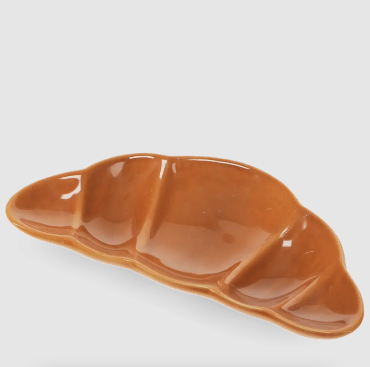 L'assiette en forme de croissant, un objet déco ludique inspiré de la tendance déco food.