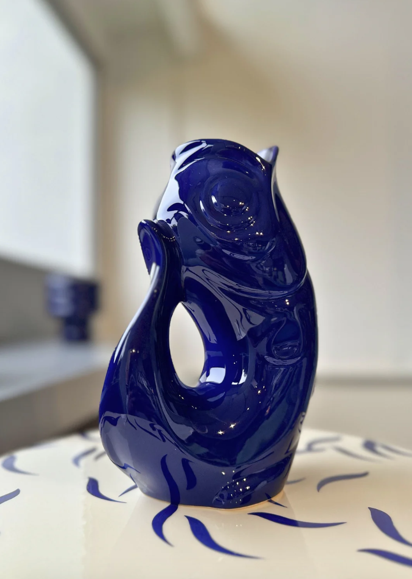 Symbole d’élégance et d’originalité, la carafe Poisson Glouglou L’Original perpétue un savoir-faire artisanal d’exception. Son célèbre "glougloutement" joyeux, émis lorsqu’on verse son contenu, fait tout son charme et son unicité.