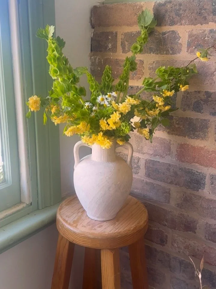Currently on a little road trip with the fam. Will respond to emails when I get back tomorrow 🛻💨

Before we left I put together a little garden arrangement for @tabbie.hair using @denariifarm lovely foliage 
🌿🤎🌼
