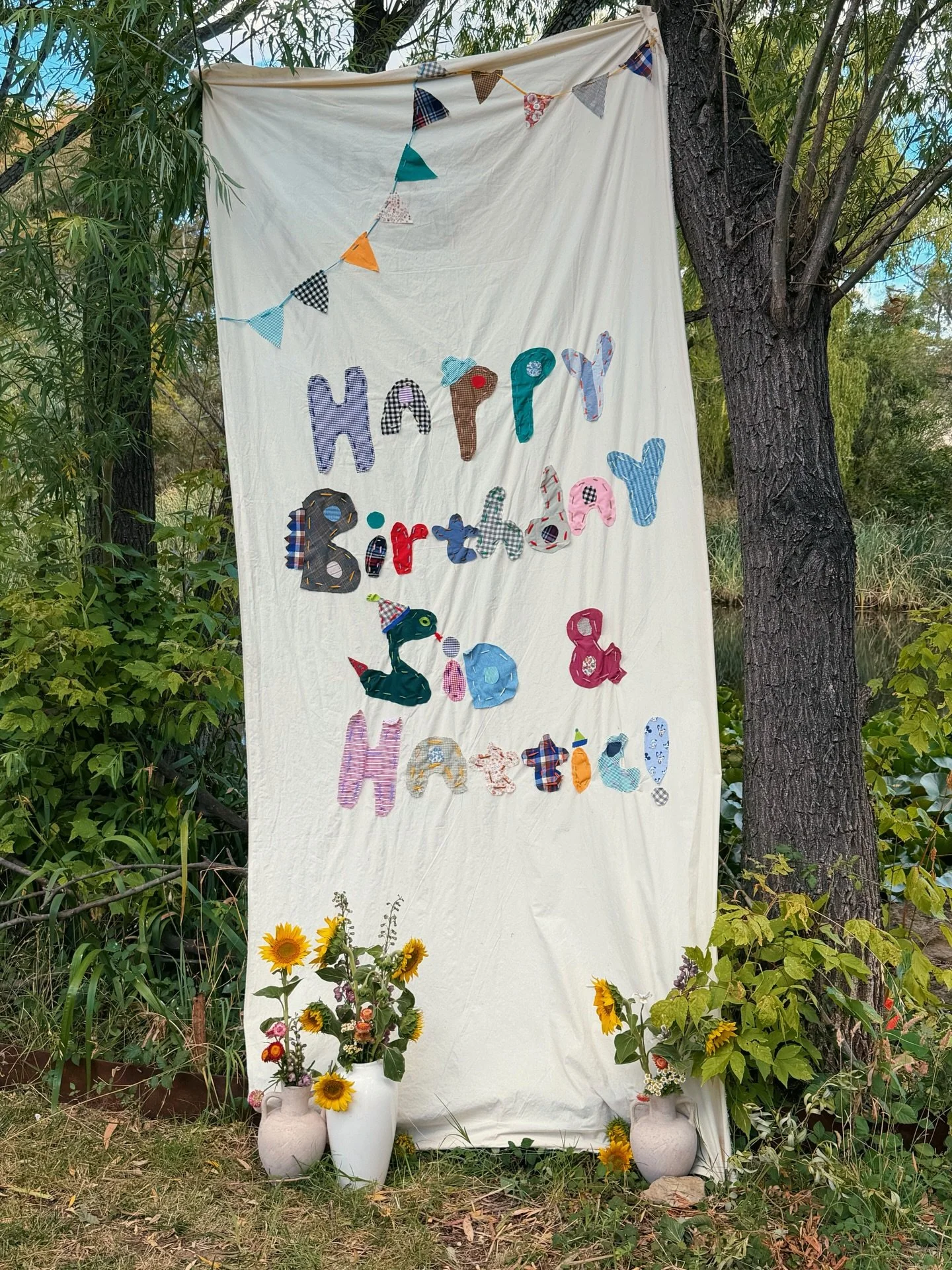 Happy Birthday party Sid and Hattie 🌼🎈

Thanks to @carnation__club for the cuts of material that allowed me to make the birthday banner and @denariifarm for the flowers 🌻

AND @mignonecakes for the cutest and most delicious cake ever. There was no