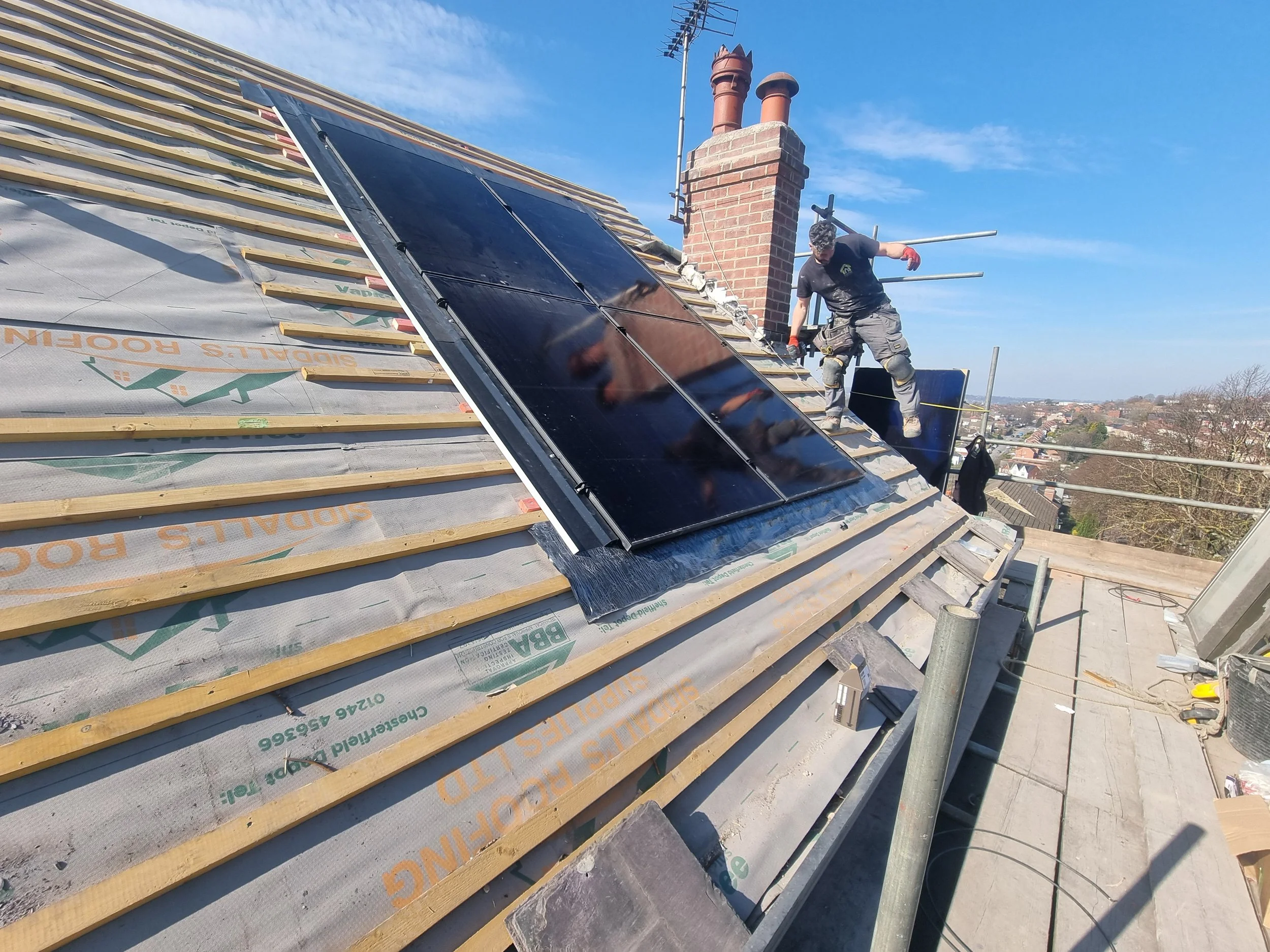 All Black solar panels on GSE mounting trays. Roof is ready to be slated in