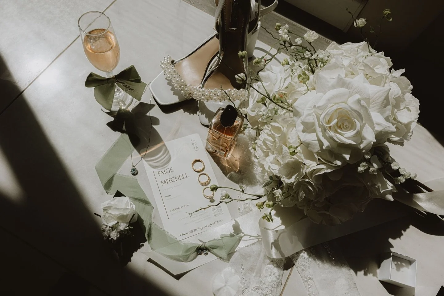 From the UK to Santorini 💍 
This simply elegant bridal bouquet was lovingly delivered to Paige in the UK &mdash; then carefully tucked into her suitcase for the journey to her dream wedding in breathtaking Santorini 🤍

Captured so beautifully by @m