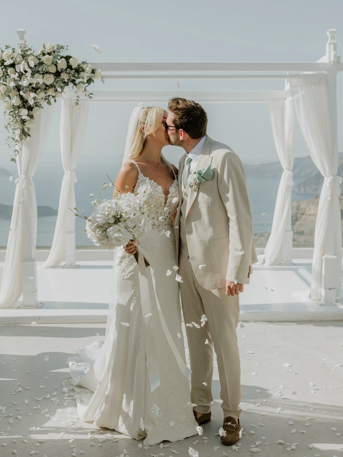 Destination weddings 🤍
 Each bouquet is hand-crafted with premium silk blooms, offering the unique beauty of lasting perfection.

Perfect for destination weddings in Spain &mdash; purchase in advance, ship anywhere across Spain and throughout Europe