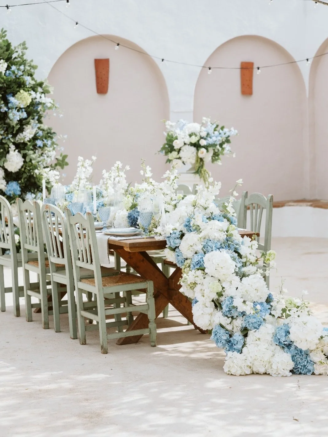 Eli &amp; Miguel 🤍 

A perfect day at Cortijo Rom&aacute;n in Jimena de la Frontera &mdash; where rustic charm met effortless elegance in the most magical setting. From a romantic outdoor ceremony to a seamlessly transformed reception, every detail 