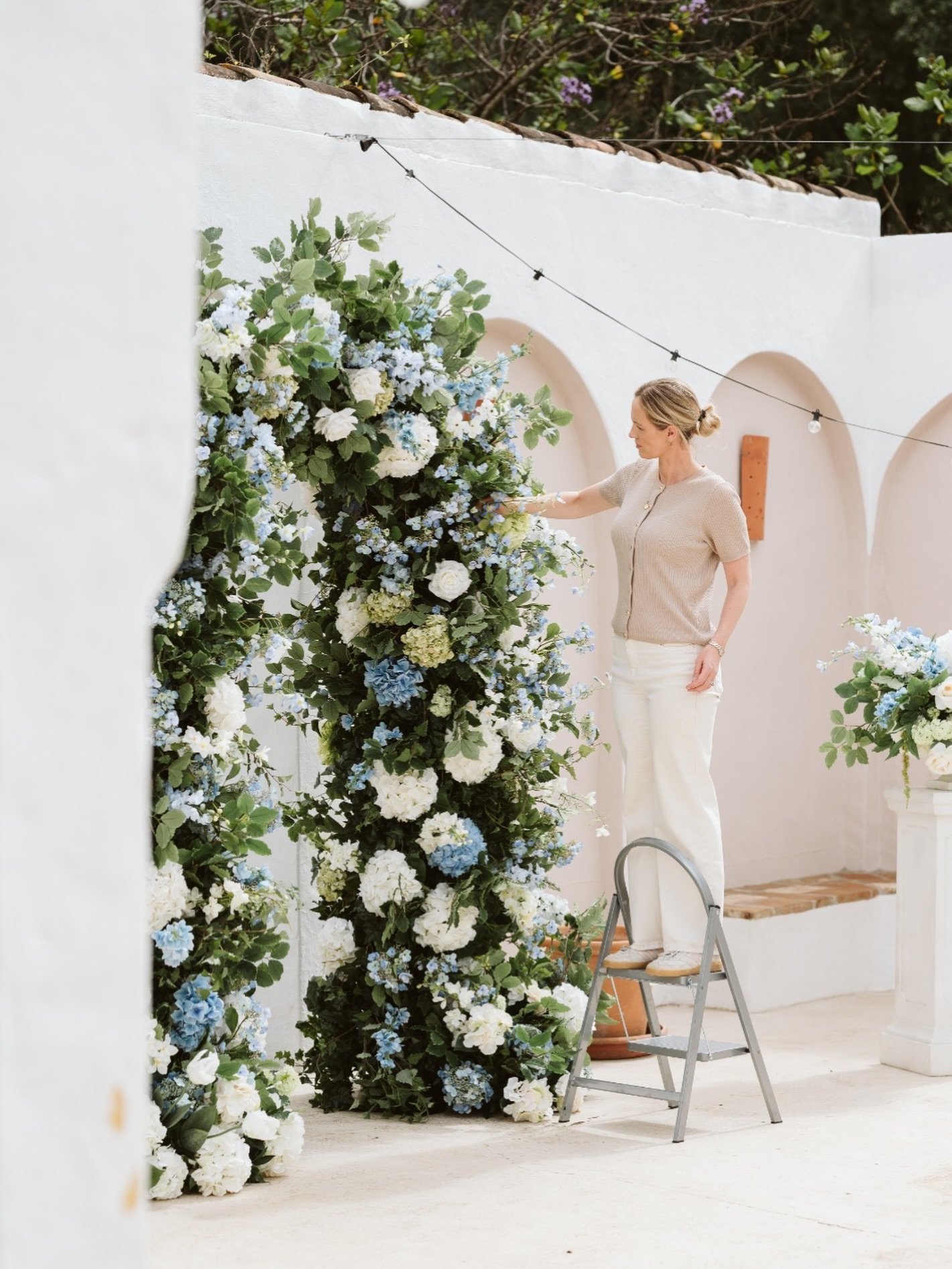 POV: I&rsquo;m up a ladder, hands in flowers, doing my favorite thing 🤍🌿

No water, no wilting&mdash;just florals that stay this fresh and full all day (and beyond). Soft blues, crisp whites, and lush greens coming together piece by piece ✨

Venue: