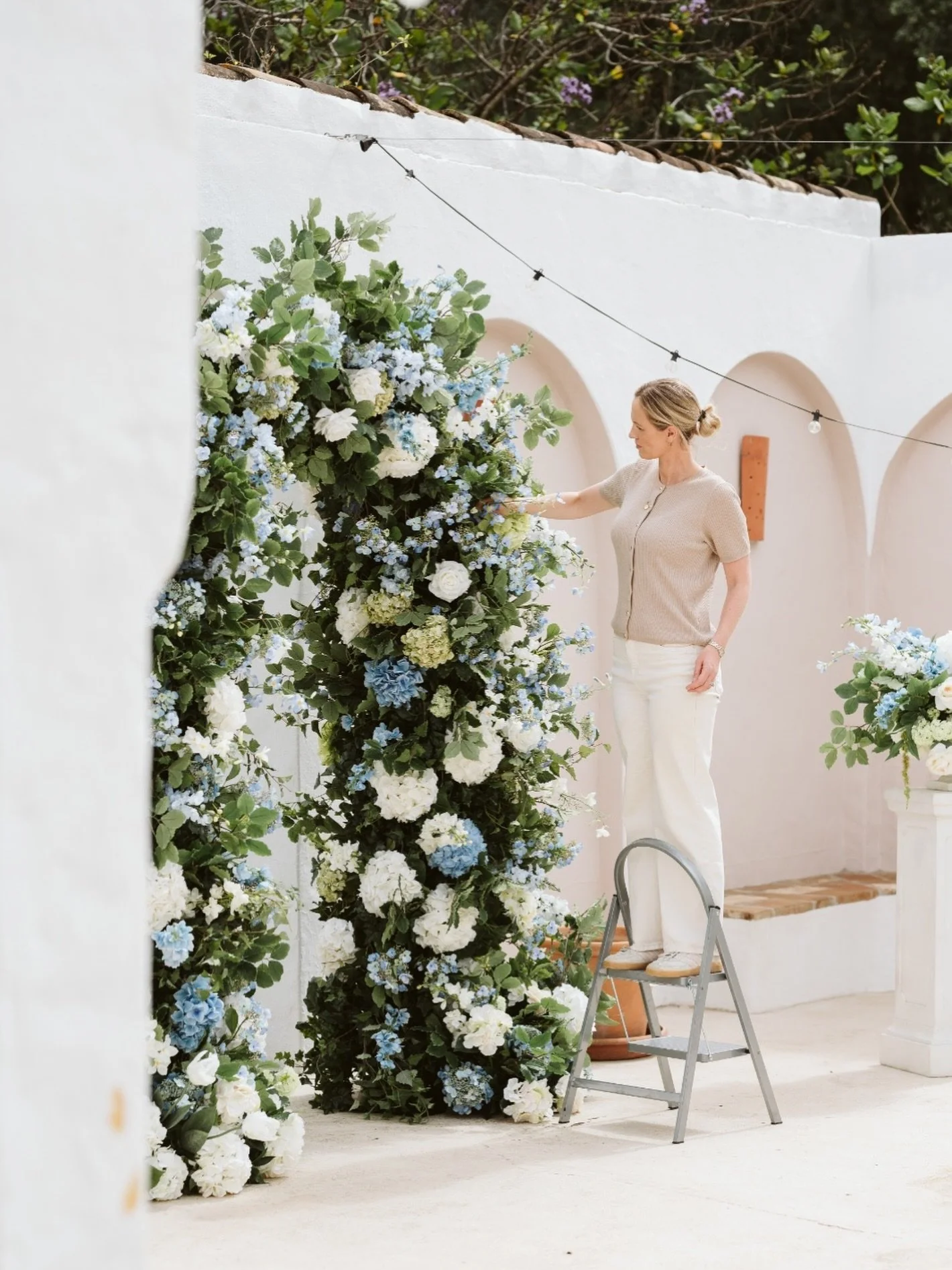 POV: I&rsquo;m up a ladder, hands in flowers, doing my favorite thing 🤍🌿

No water, no wilting&mdash;just florals that stay this fresh and full all day (and beyond). Soft blues, crisp whites, and lush greens coming together piece by piece ✨

Venue: