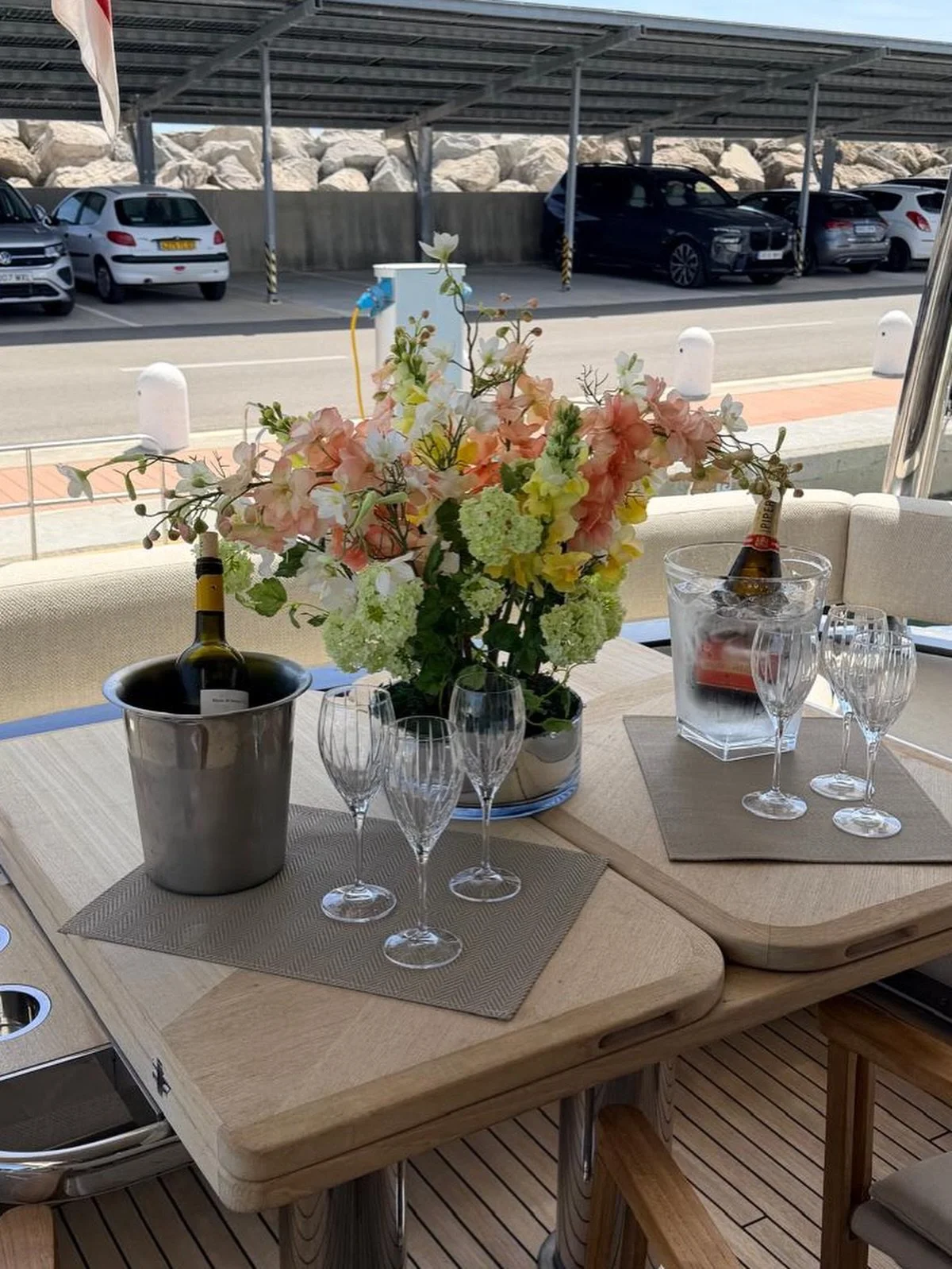 Silk flowers, redefined for modern luxury 🌿✨ 

For those who want beauty without compromise, here&rsquo;s why silk arrangements are becoming the signature choice for yachts and refined interiors. 

💧 Effortless perfection 
No maintenance, no wiltin