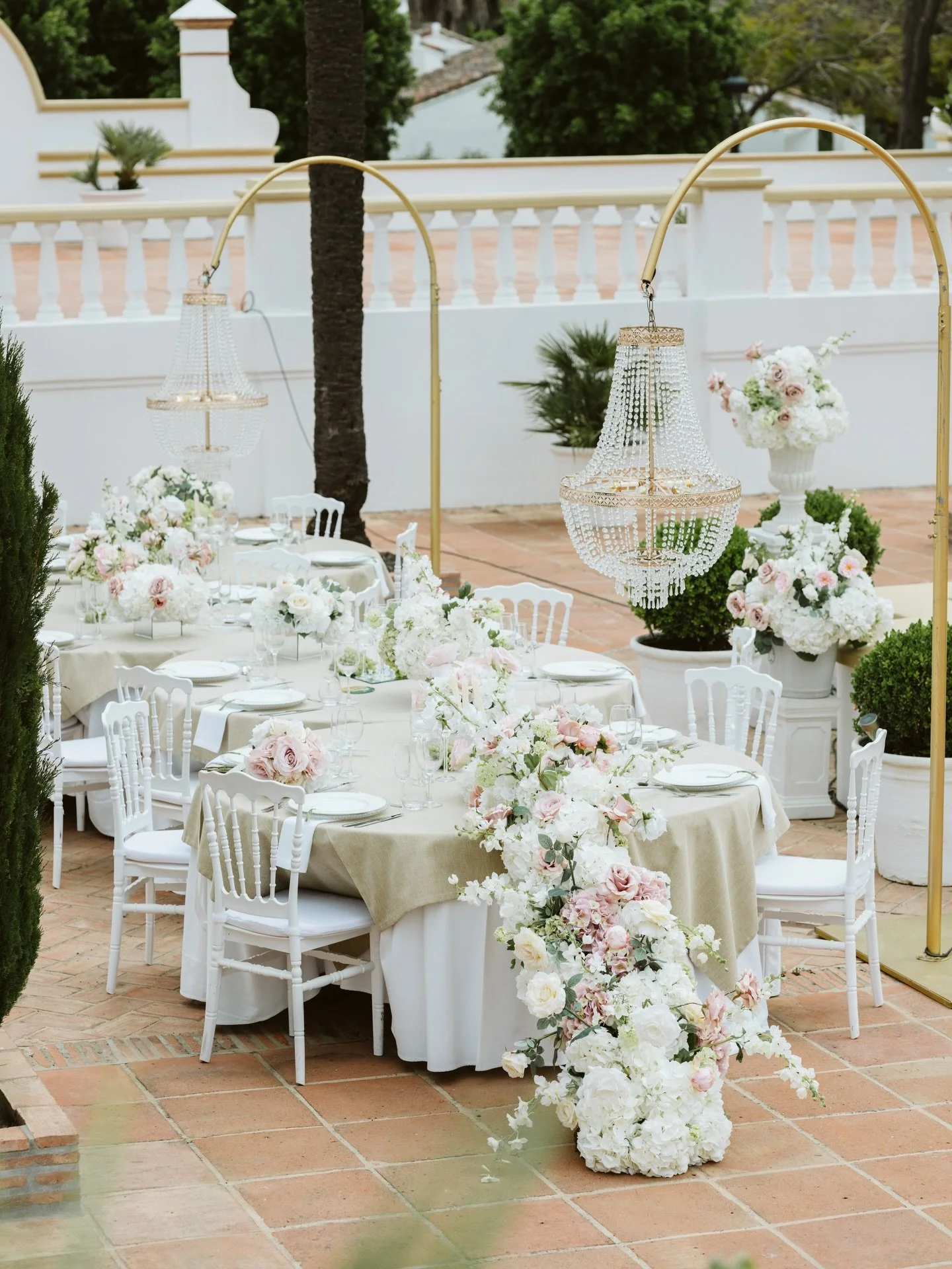 Soft romance, timeless elegance, and every detail thoughtfully curated 🤍✨

Set in the heart of San Roque Club, Sotogrande, this dreamy setting blends Mediterranean charm with refined luxury. From cascading luxury high-end silk florals to glowing cry