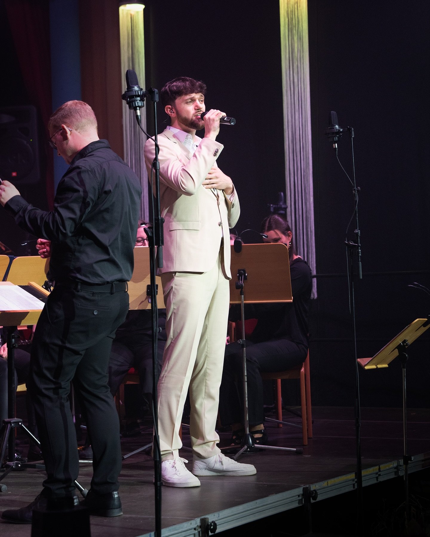 Danke an den @mvruestorf, es war so toll, mit euch Musik zu machen! Danke auch an meine fantastische Duettpartnerin @julia_singt_, es war so sch&ouml;n, dich kennenzulernen und dass wir gleich so &bdquo;gevibed&ldquo; haben miteinander ☺️ Danke an Mi