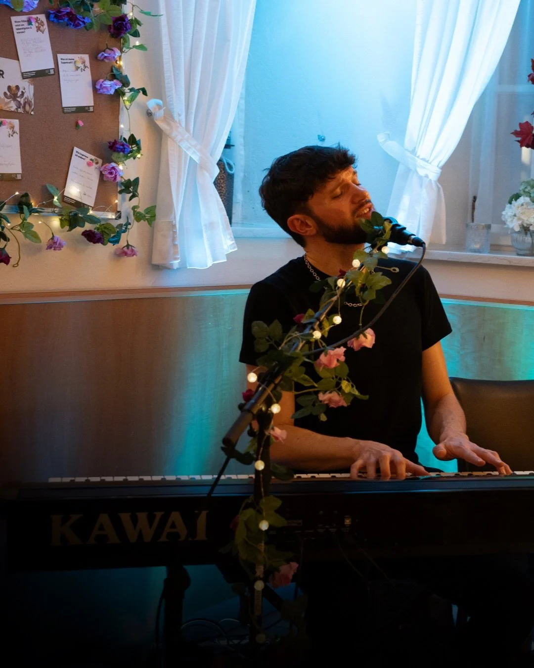 Danke f&uuml;r einen wundersch&ouml;nen und gem&uuml;tlichen Solokonzertabend im Caf&eacute; Bachmaier in Stra&szlig;walchen - danke an alle, die da waren, und danke an @treff.kultur f&uuml;r die Einladung 🫶🏻
.
Danke auch an @a.ansch und @hannah.ke