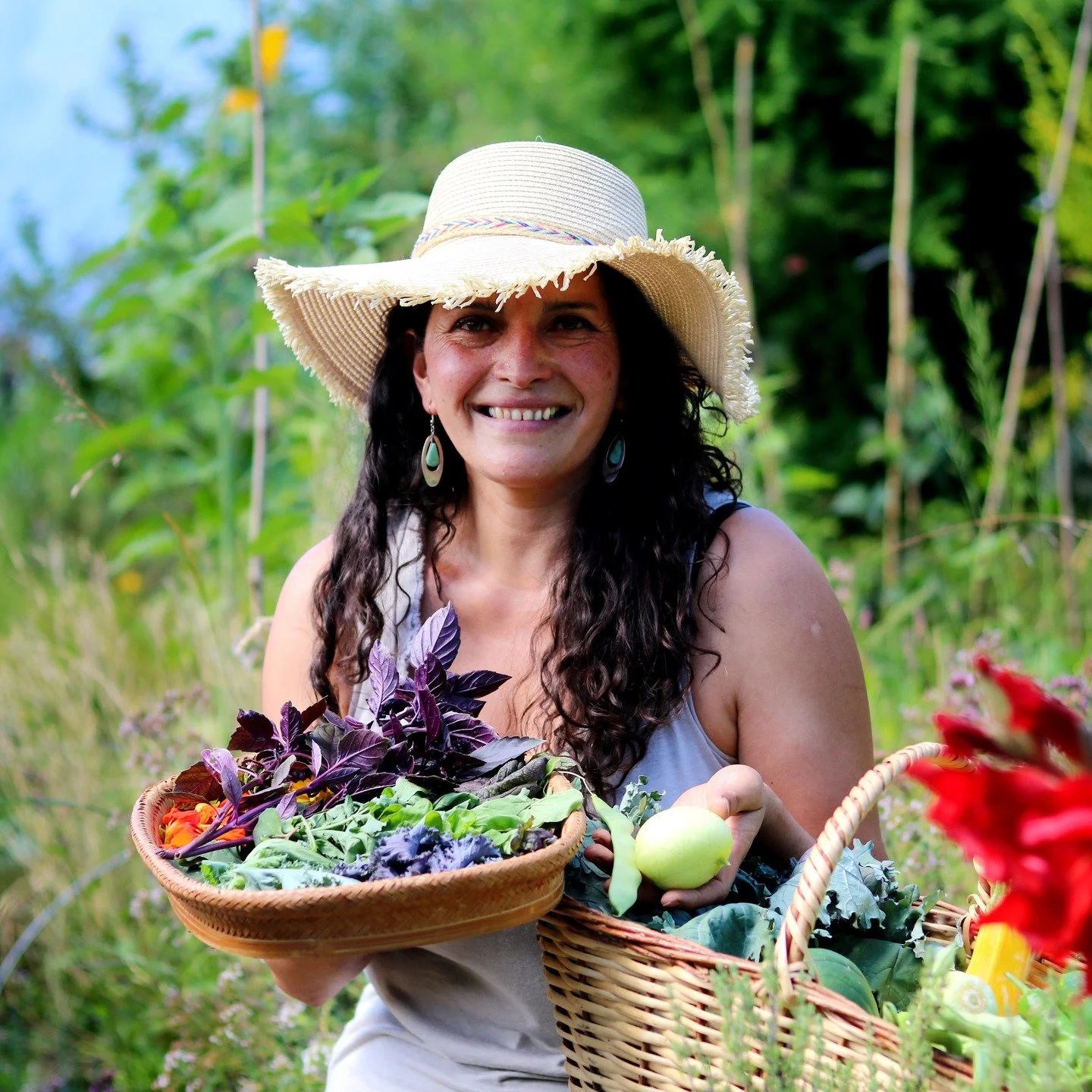 🫘 Yuvixa Barrera vive en el sector de Candelaria, en Puc&oacute;n. Es oriunda de Villarrica, su v&iacute;nculo con la tierra comenz&oacute; en la infancia acompa&ntilde;ando a su abuela, Magdalena Rosario L&oacute;pez (de Conquil) quien cultivaba co