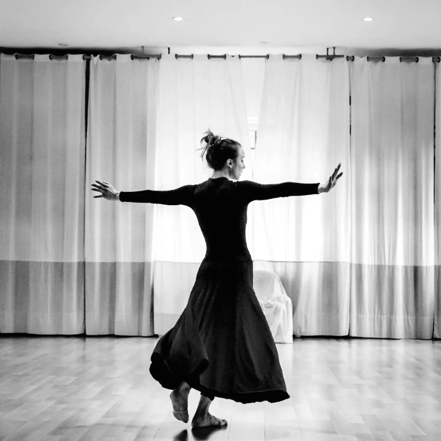 &Eacute;cho(graphie) du solstice d'hiver, o&ugrave; les femmes ont pris chair, entre ombre et lumi&egrave;re, entour&eacute;es d'&ecirc;tres ch&egrave;r.e.s 🤍

Un si grand merci &agrave; Jenny et @objectif_danse_villereal , d'avoir accueillie Les fe