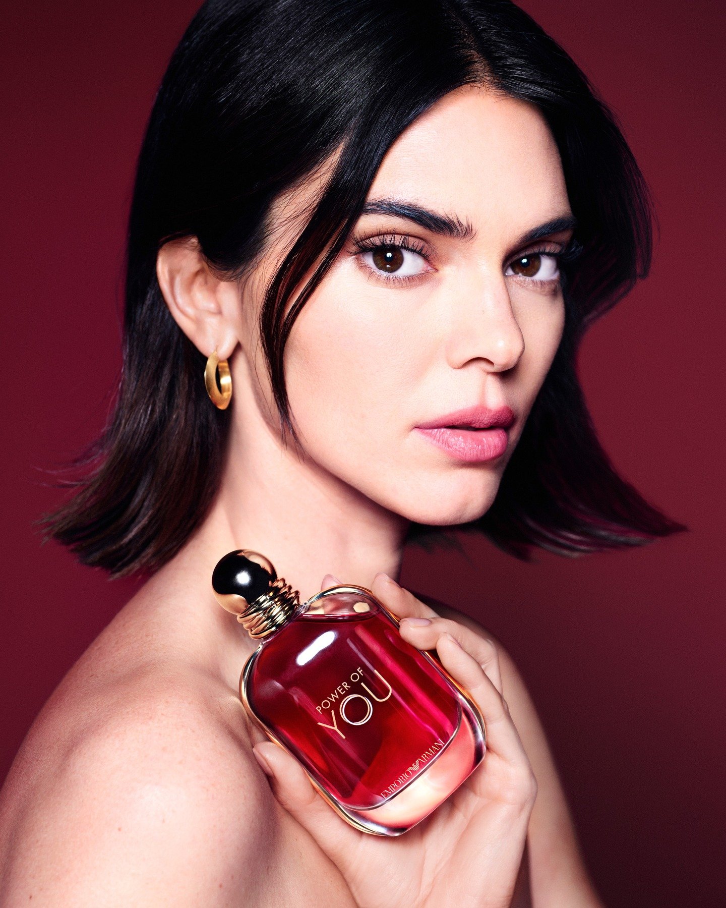 She does not just enter the room, she shifts the energy. Kendall Jenner is the new Global Fragrance Ambassador for Emporio Armani, bringing her signature confidence to POWER OF YOU. Think bold. Think magnetic. Think a scent that lingers long after yo