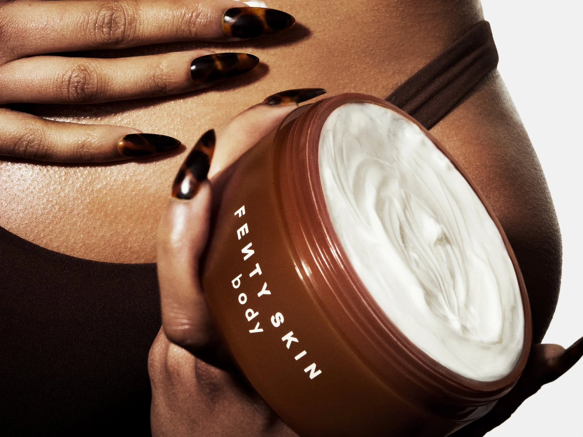 FSB_SPR26_T2BEAUTY_APPLICATION_BODYMILK_AMBERBOUQUET_FAITH_127_2000X1500_300DPI.jpg