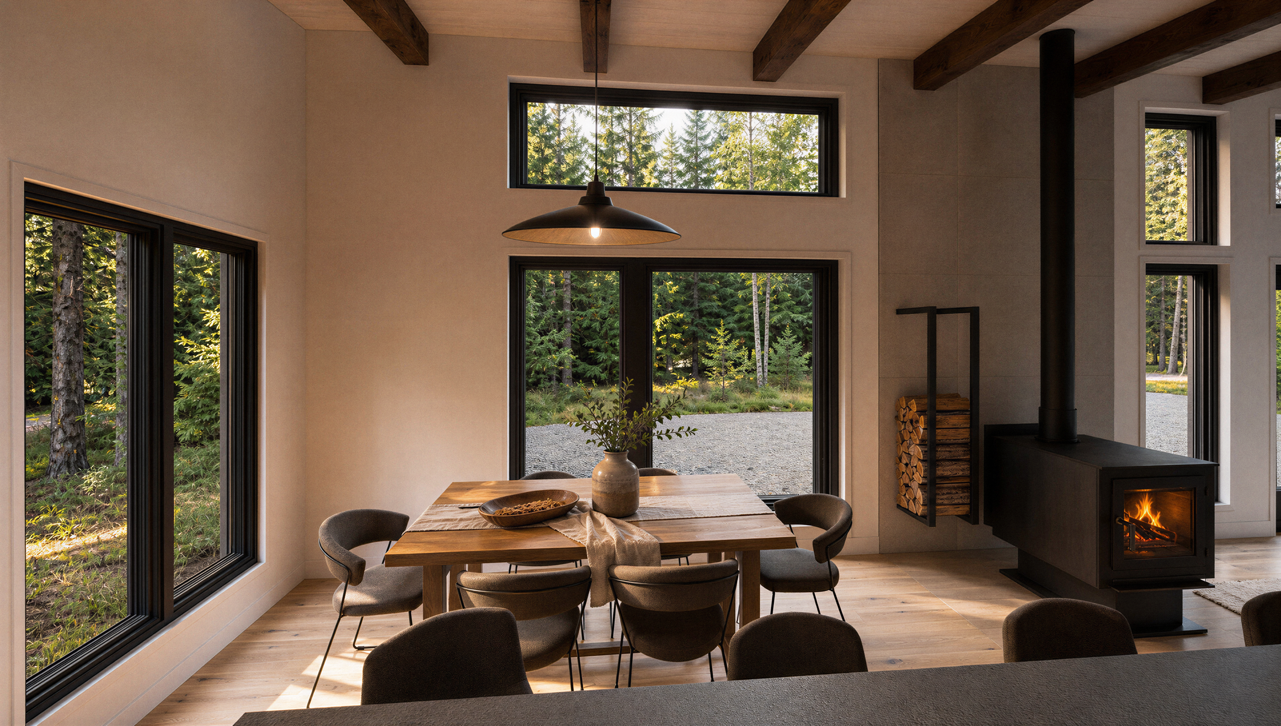 Salle à manger avec table en bois, poutres apparentes et porte vitrée surmontée d’une imposte.