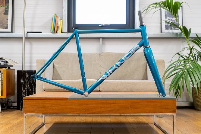 Andrew&rsquo;s OMNE frame set in our High Speed Teal colour scheme. Every paint job in this colour scheme is completely unique as the logo is painted with a freestyle granite effect.

Customisations -

- Euro brake hose routing
- SRAM UDH dropouts
- 
