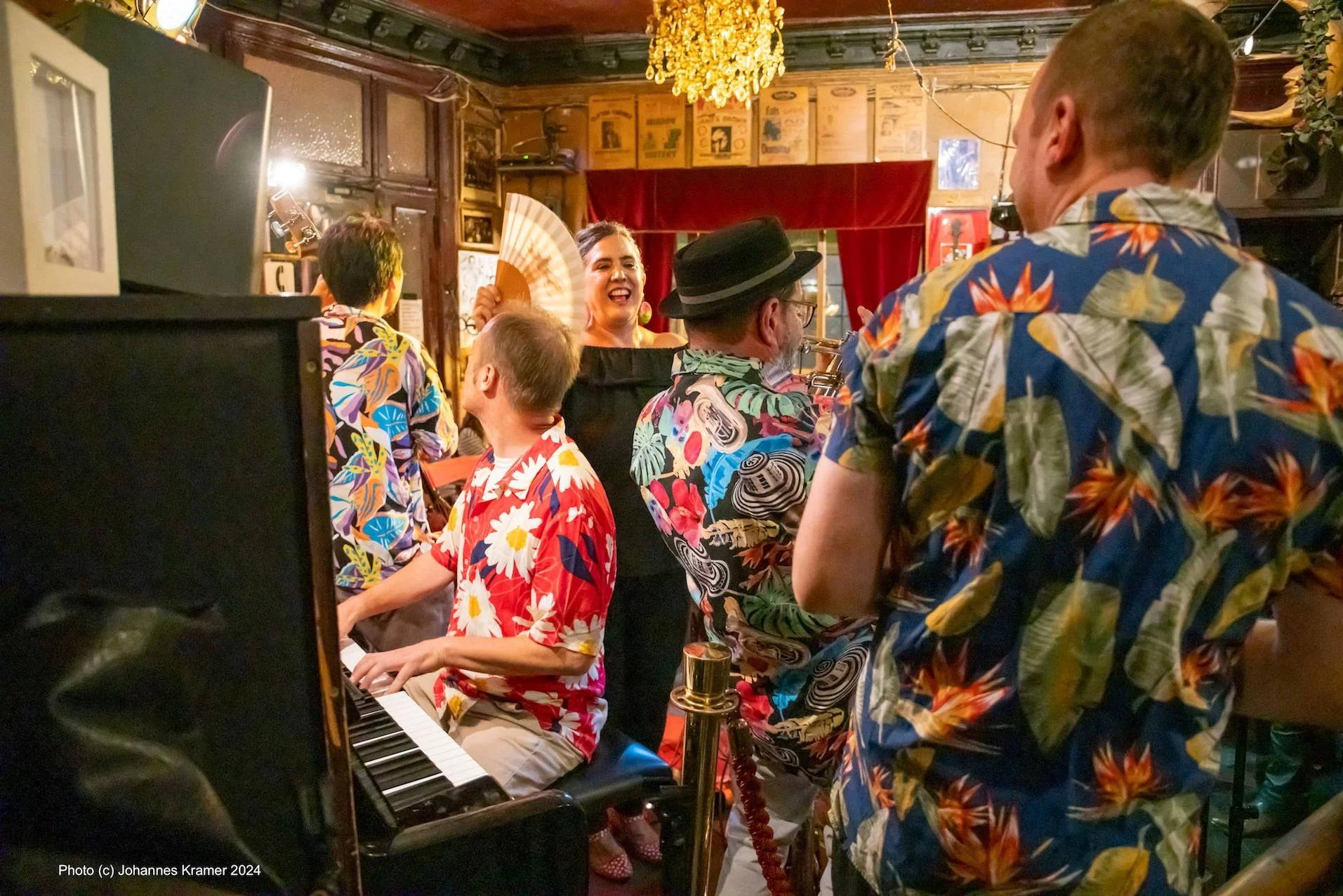 Juanita Laló &amp; Friends