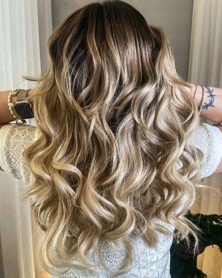 Um loiro natural cheio de personalidade alcançado através da descoloração de argila da @lisapmilano.official e complementado com aplicação de extensões 100% naturais da @greatlenght . Primamos sem.jpg