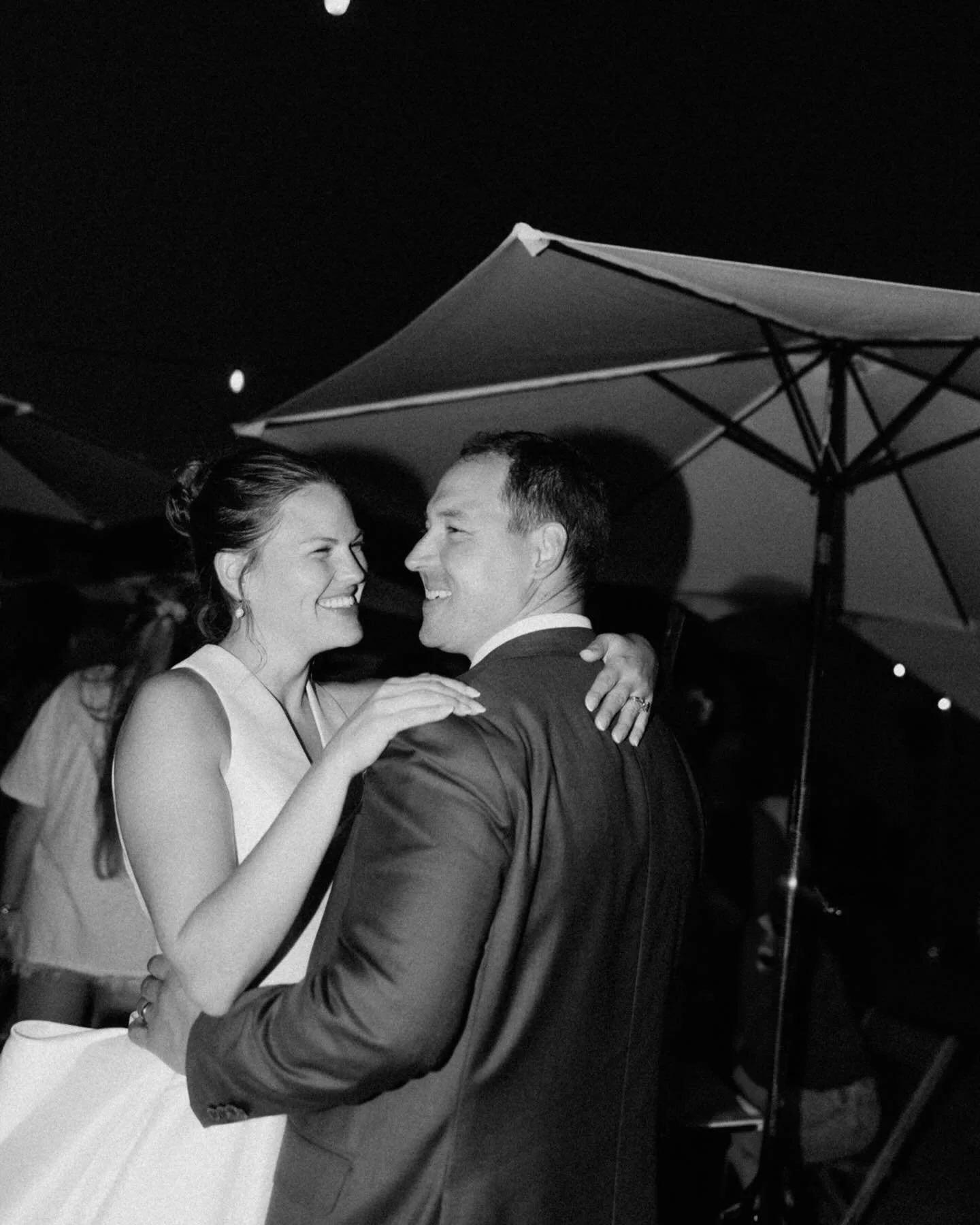 Unpopular opinion, but I love the winter and the cold so much. However, galleries like Allie + Jon&rsquo;s have me reminiscing about summer days on the water, I can&rsquo;t help myself. ⛵️

#ohiophotographer #midwestphotographer #weddingphotography #