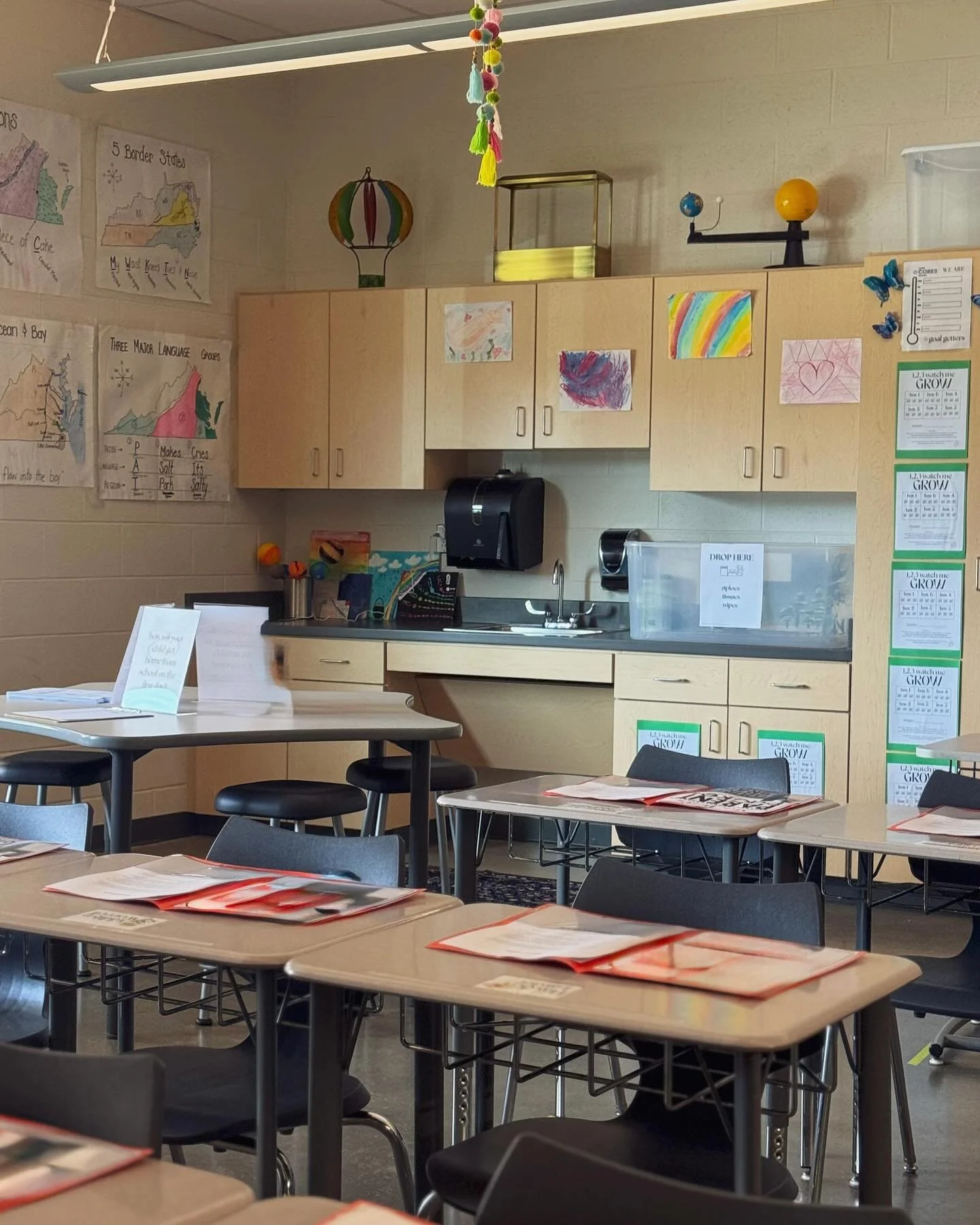 welcome to our learning den✨
Excited for another year of teaching fourth grade! 

#classroomideas #thoughtfullycurated #classroominspo #classroomsetup #calmclassroom #loveforlearning #fourthgradeteacher #backtoschool